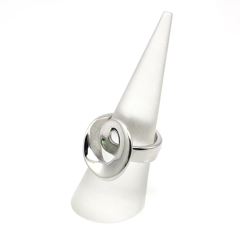Sculpted ring – view 3