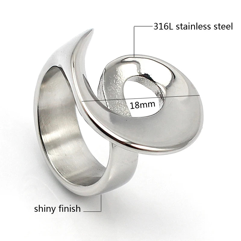 Sculpted ring – view 2