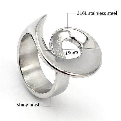 Sculpted ring – view 2